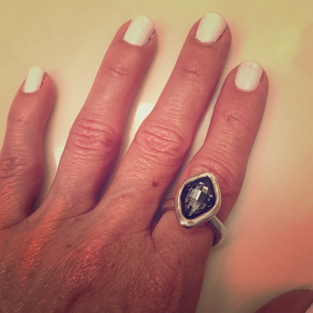 Uno de 50 Gray Swarovski Crystal ring